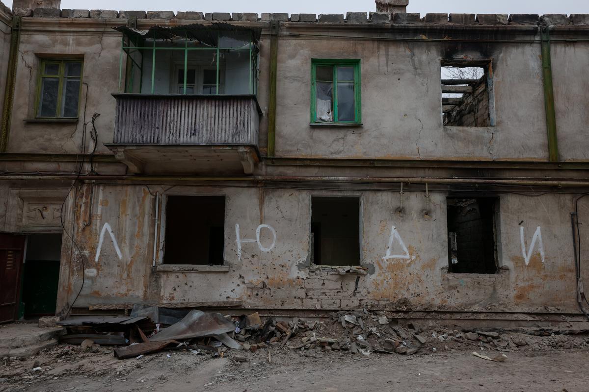 Жилой дом, поврежденный во время боев в Мариуполе, 7 декабря 2022 г. Фото: EPA-EFE/SERGEI ILNITSKY