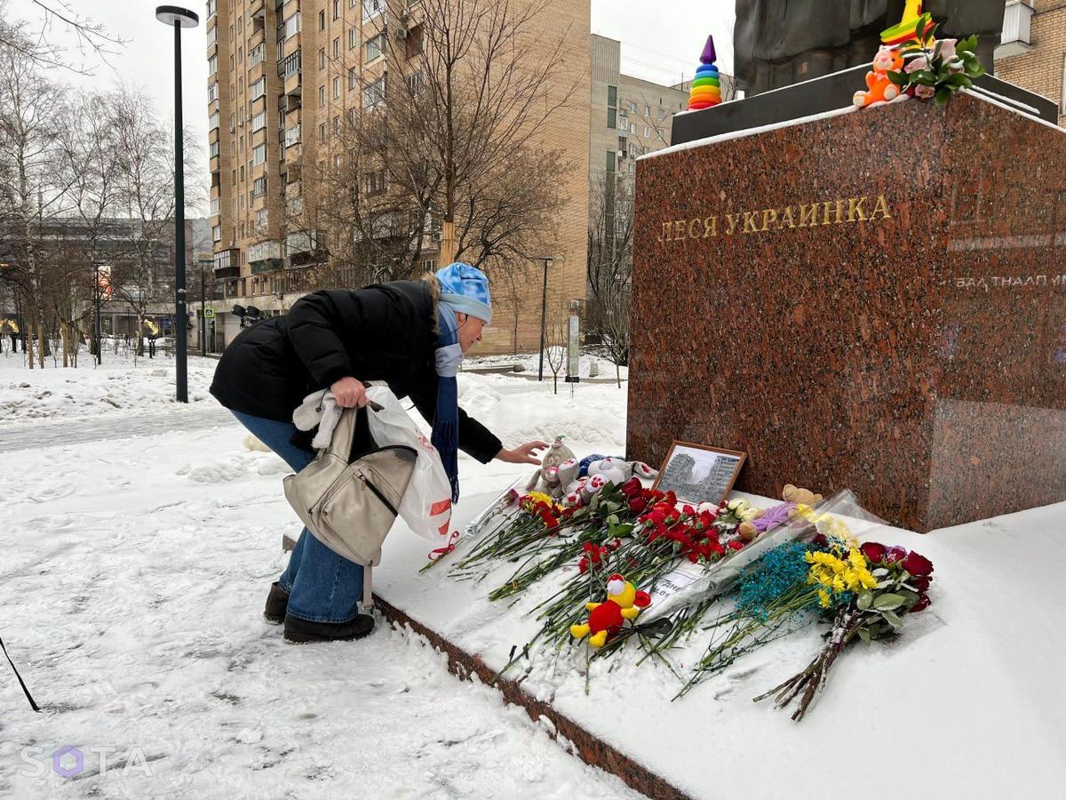 Стихийный мемориал у памятника поэтессе Лесе Украинке. Фото:  SOTA