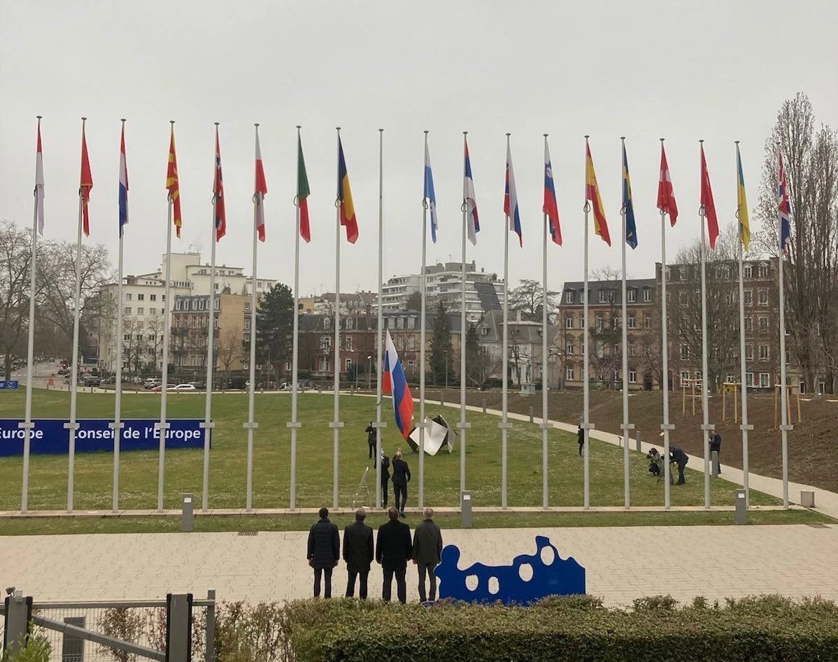 Флаг РФ, снятый с флагштока перед зданием Совета Европы. Фото: соцсети
