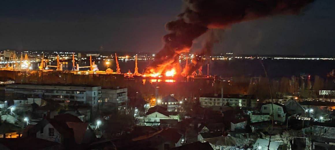 Последствия атаки по порту аннексированной Феодосии. Фото: ASTRA