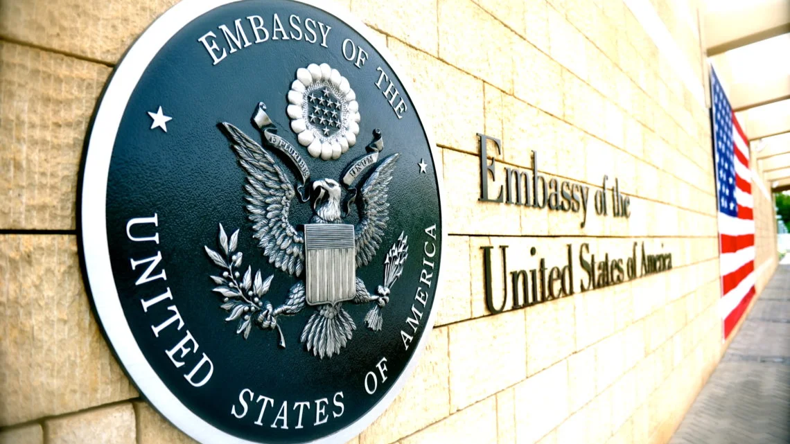 Логотип посольства США. Фото: МИД США