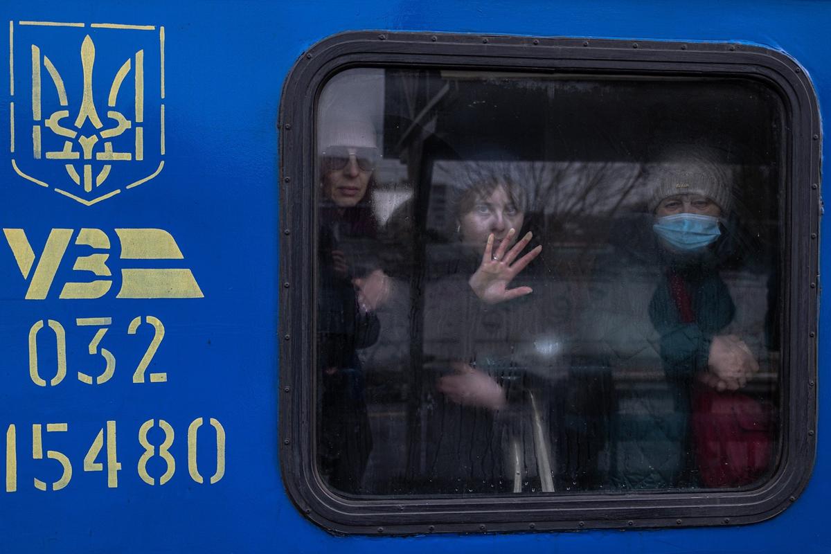 Жители Ирпеня пытаются эвакуироваться в Киев, март 2022 года. Фото: EPA-EFE / ROMAN PILIPEY