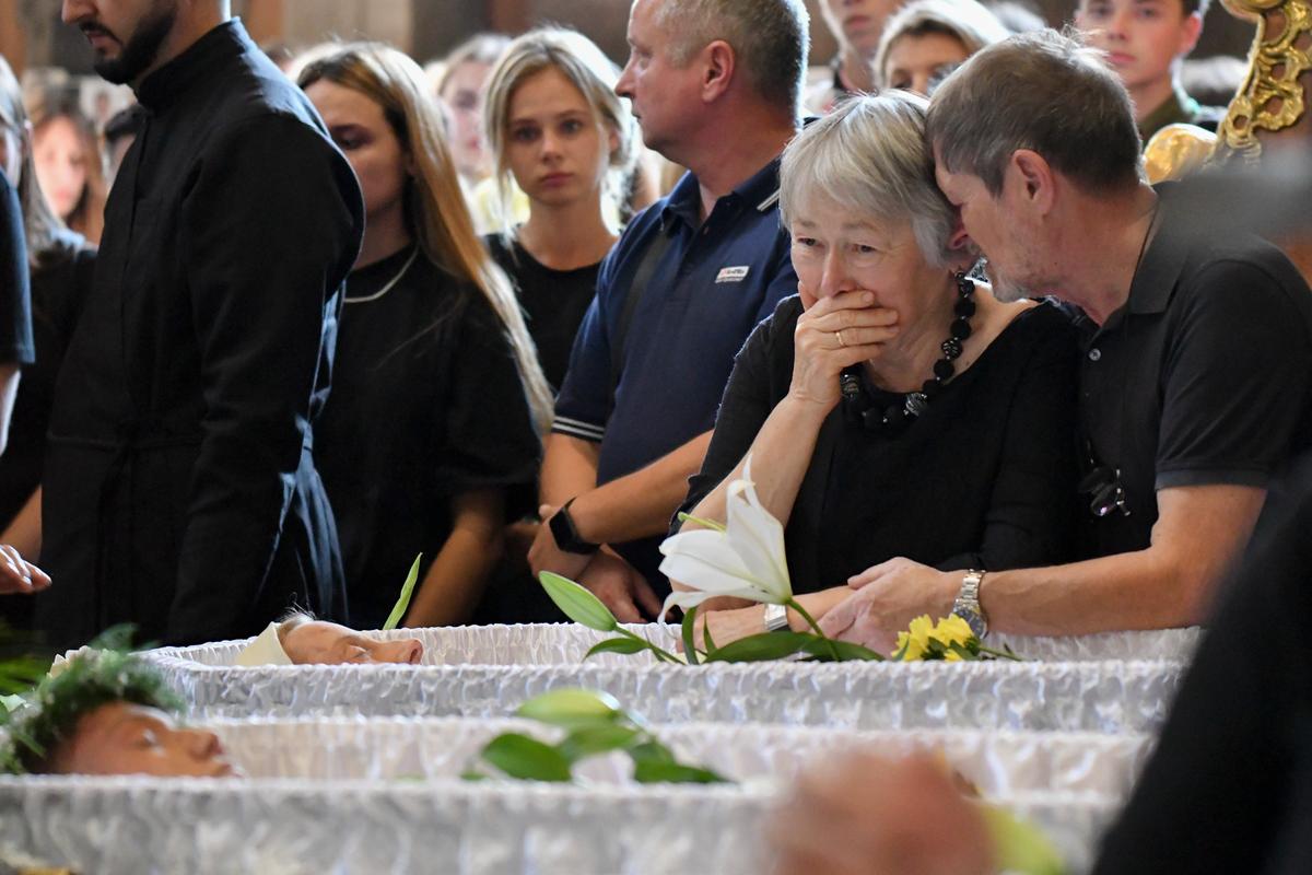 People attend the funeral of a mother and her three daughters who were killed in a Russian missile strike on Lviv, in western Ukraine, 6 September 2024. Photo: EPA-EFE/MYKOLA TYS