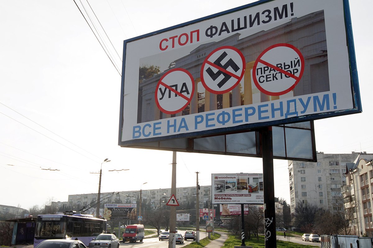Билборд с надписью «Стоп фашизм» призывающий голосовать на референдуме за аннексию Крыма, Севастополь, Украина, 10 марта 2014 года. Фото: Зураб Курцикидзе / EPA