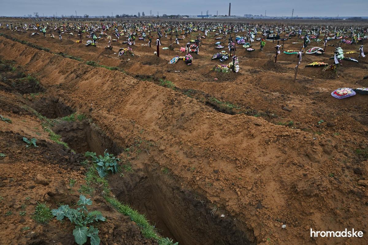 Новые могилы на кладбище на улице Геологов в Херсоне, появившиеся за время оккупации города. Фото: Александр Хоменко / hromadske
