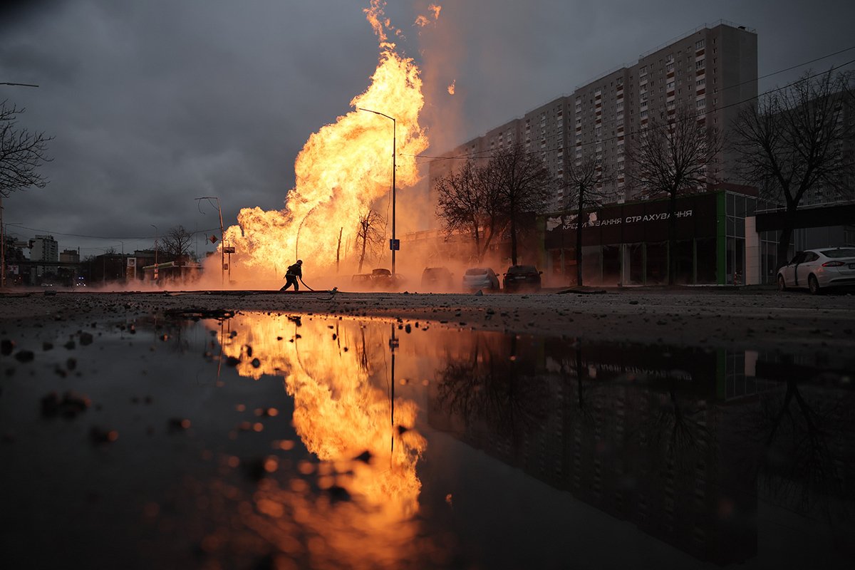 Пожарные работают над тушением пожара возле автосалона после ракетного удара в Киеве, Украина, 2 января 2024 года. Фото: Олег Петрасюк / EPA-EFE