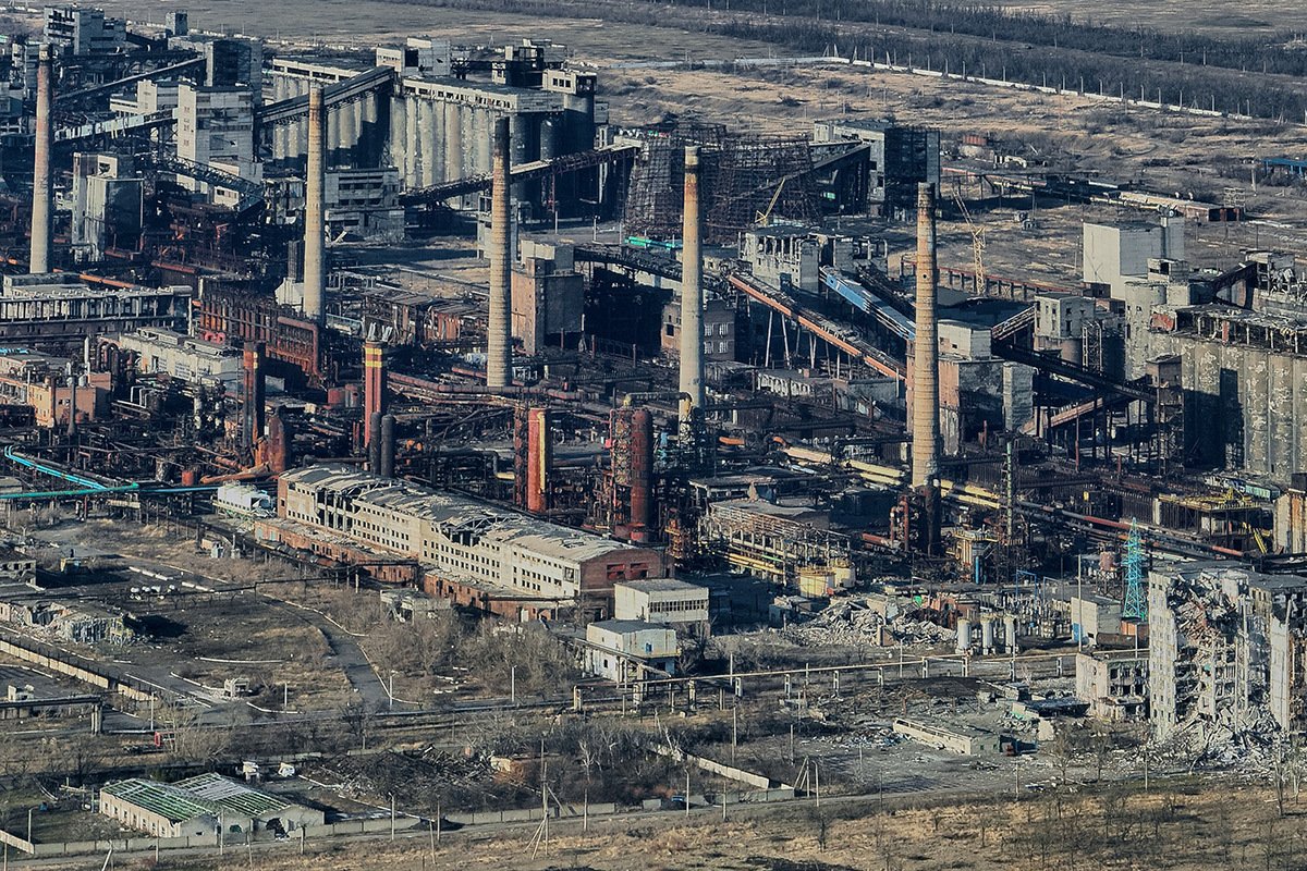 Общий вид Авдеевского коксохимического завода 15 февраля 2024 года Фото: Константин Либеров / Libkos / Getty Images