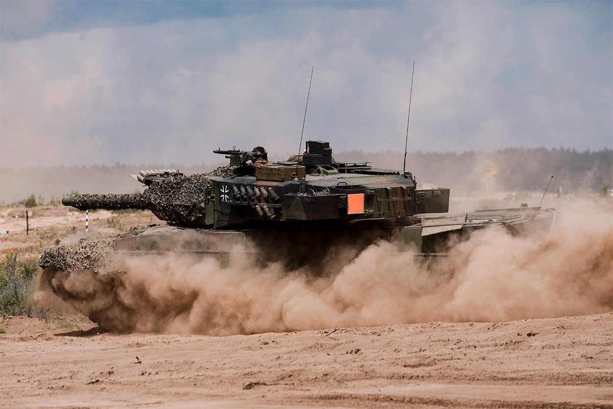Военнослужащие немецкой армии с танком «Леопард 2» во время учений в Литве, 26 июня 2023 года. Фото: Valda Kalnina / EPA-EFE