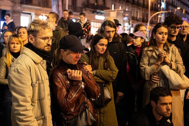 People gather to remember Navalny in Barcelona, 1 March 2024. Photo: Marc Asensio Clupes / ZUMA Press / Vida Press