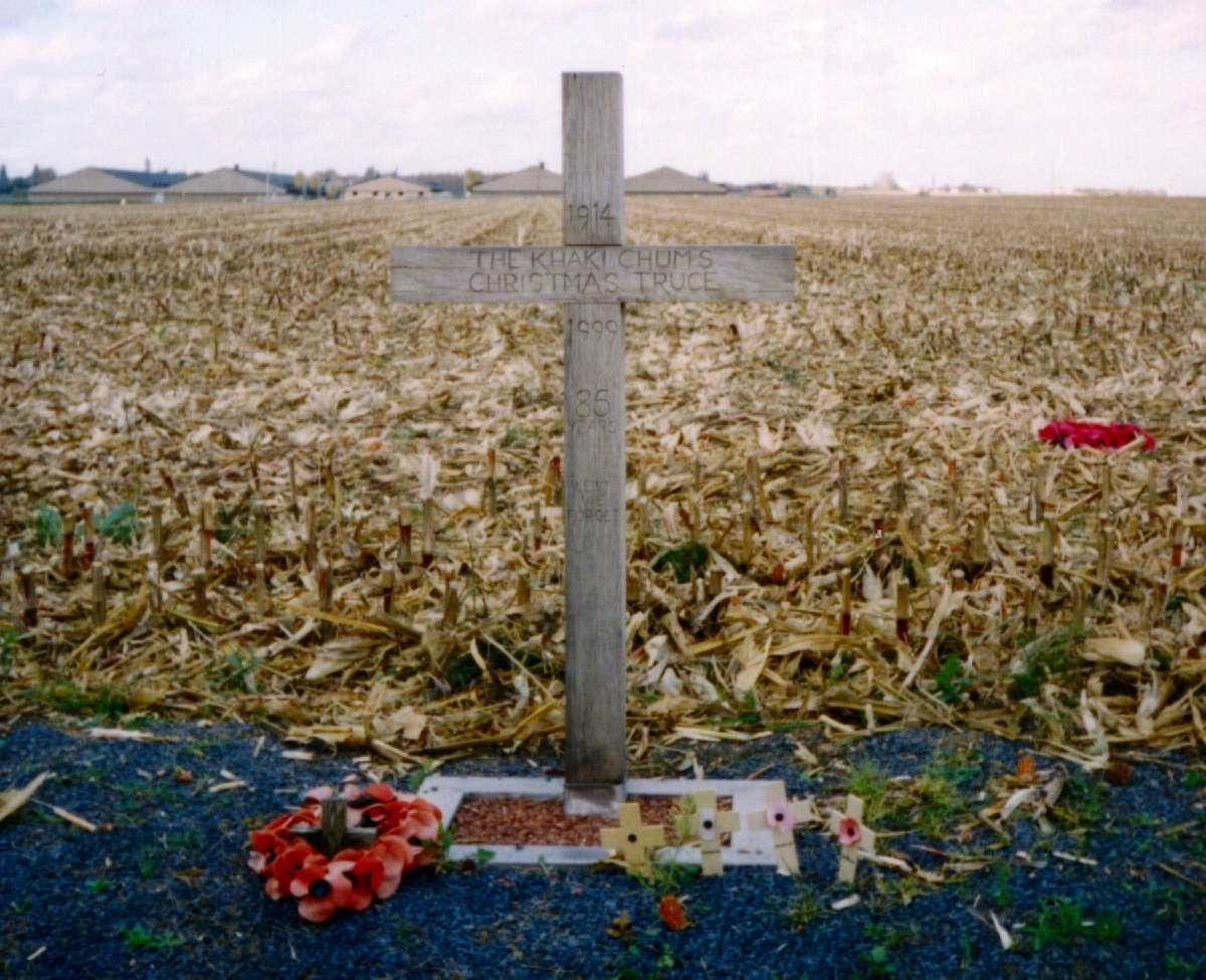 Крест, оставленный в Сент-Иве в 1999 году в память о месте заключения Рождественского перемирия. Текст гласит: 
«1914 год — Рождественское перемирие «Хаки Чамс» — 1999 год — 85 лет — Чтобы мы не забыли». Фото: ChongDae / Wikimedia