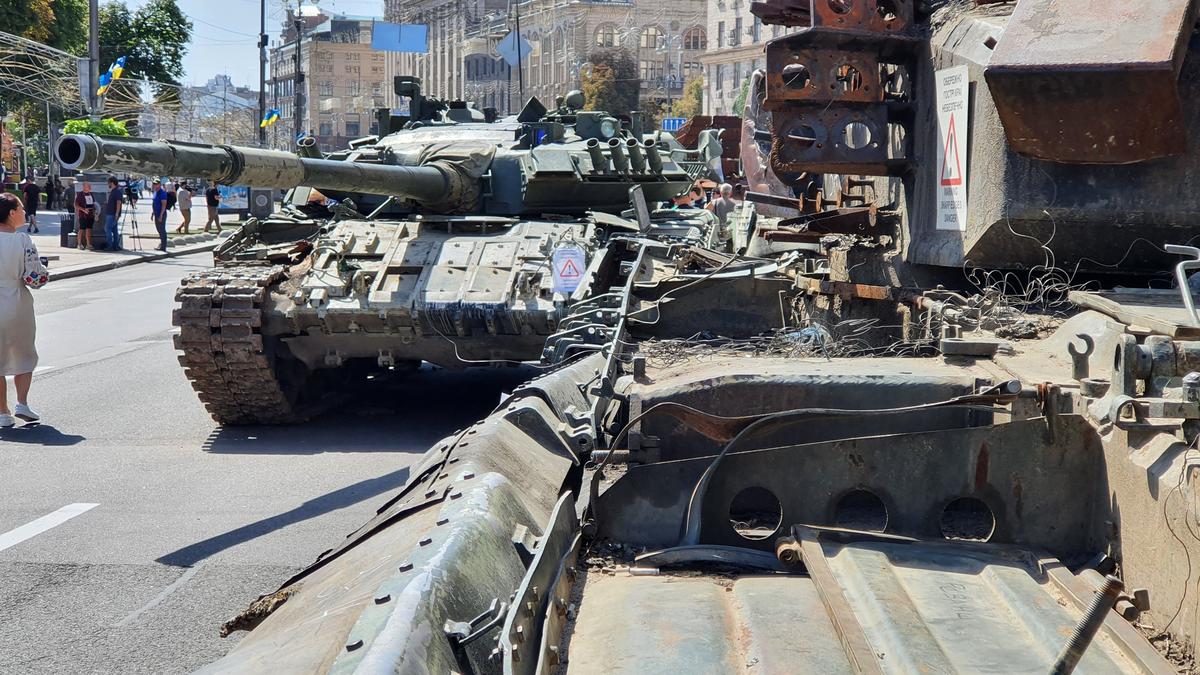 Сожженная российская военная техника на Крещатике — там, где Путин собирался провести парад. Киев, 24 августа 2022 г. Фото: Йенс Альструп, специально для «Новой газеты. Европа»