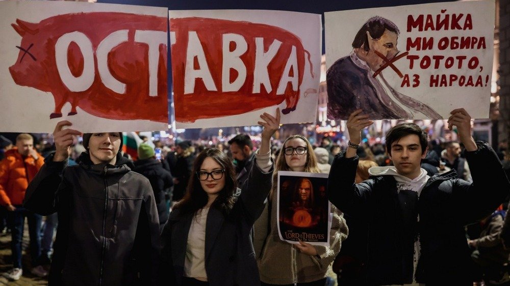 Премьер-министр Болгарии отправил правительство в отставку на фоне массовых протестов