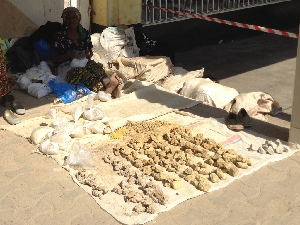 Различные камни из глиноподобного материала на местном рынке в Кабве, Замбия. Wikimedia Commons , CC BY-SA 4.0