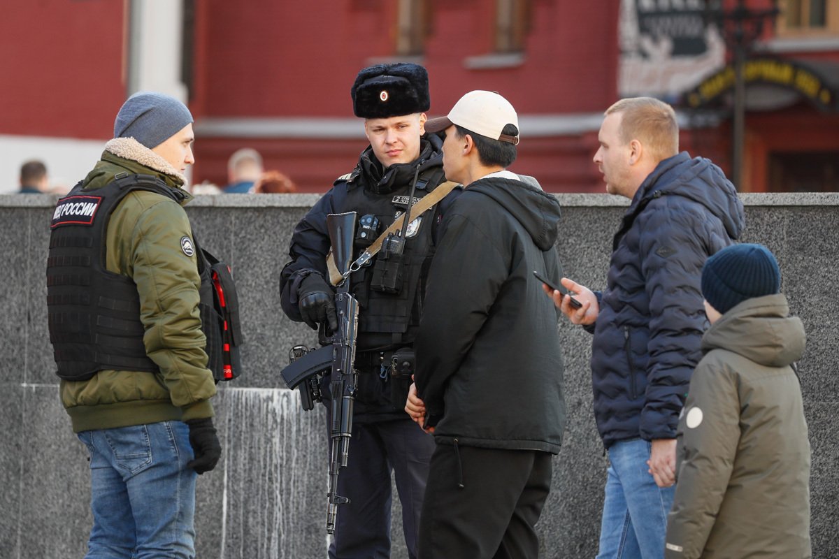 Полицейские проверяют прохожих у Красной площади на фоне усиления мер безопасности после теракта в «Крокус Сити Холл», 27 марта 2024 года. Фото: Юрий Кочетков / EPA-EFE