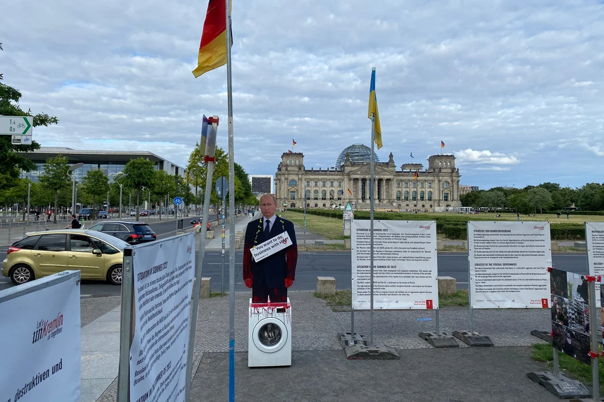 Кэмп Баграша у здания рейхстага, Берлин, 8 июля 2022 года. Фото: Дмитрий Баграш / <a data-sk="tooltip_parent" data-stringify-link="https://www.facebook.com/photo/?fbid=6241577149191370&set=a.411858242163319&__tn__=%2CO*F" href="https://www.facebook.com/photo/?fbid=6241577149191370&set=a.411858242163319&__tn__=%2CO*F" rel="noopener noreferrer" target="_blank">Facebook</a>