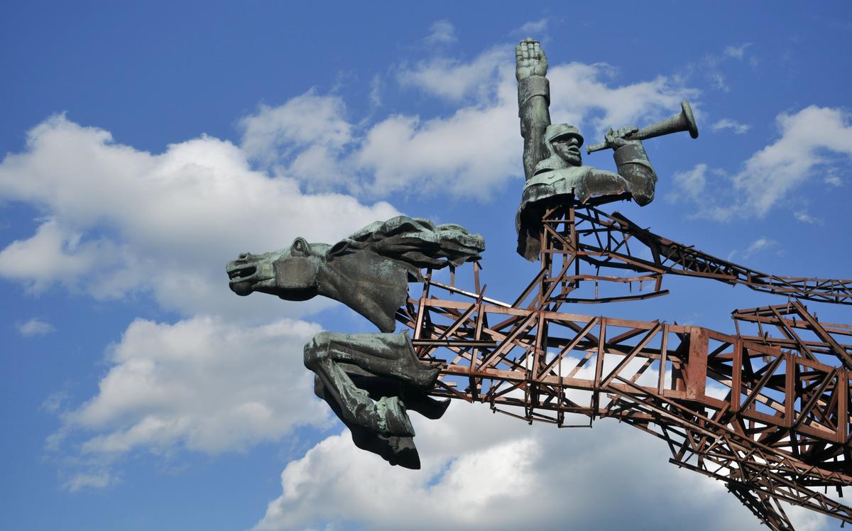 A Soviet monument is disassembled in the Lviv region, western Ukraine, 6 June 2016. Photo: EPA/PAVLO PALAMARCHUK