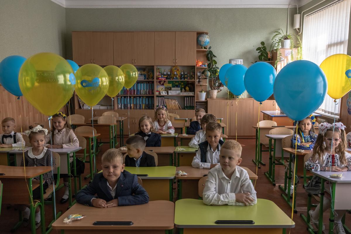Children in Bucha starting classes on the first day of the new school year, 1 September 2022. Photo: Roman Pilipey / EPA-EFE