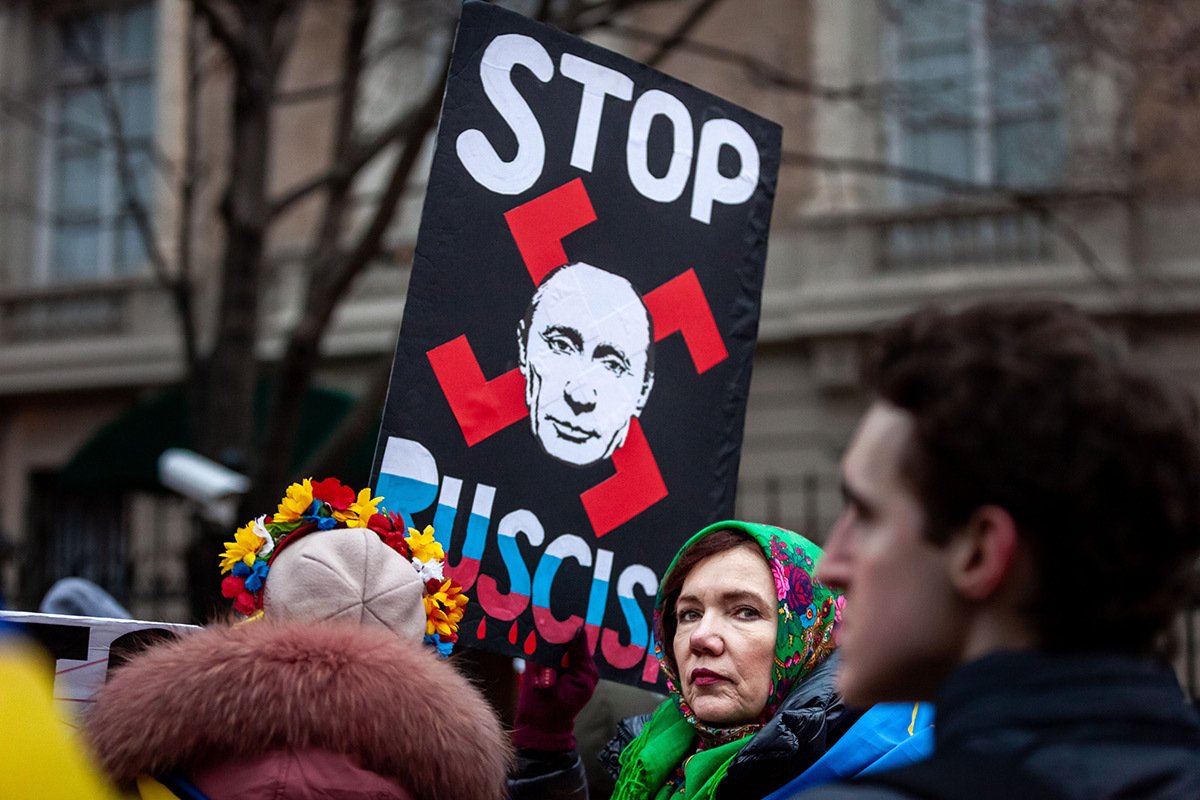 Плакат «Стоп рашизм» на митинге в поддержку Украины у резиденции посла России в Вашингтоне, 25 февраля 2023 года. Фото: Allison Bailey / NurPhoto / Shutterstock / Vida Press