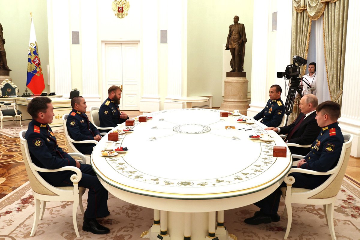 Владимир Путин на встрече с военнослужащими 127-й мотострелковой дивизии пятой общевойсковой армии (экипажем танка «Алёша»). Фото:  Kremlin