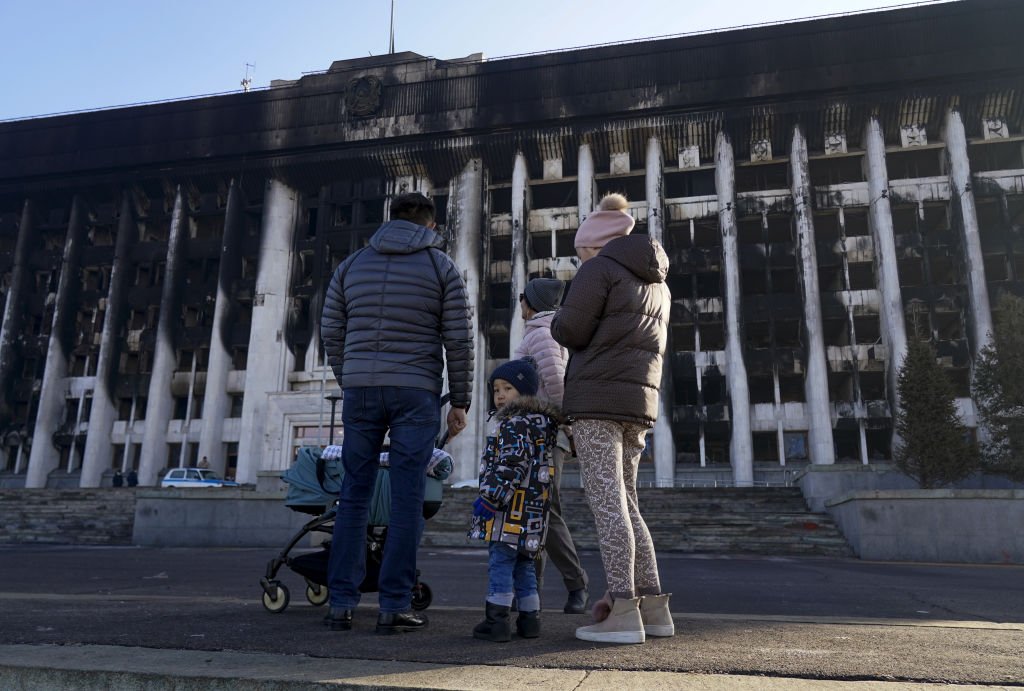 Последствия протестов в Алматы, 12 января 2022 года. Фото: Pavel Pavlov / Anadolu Agency / Getty Images