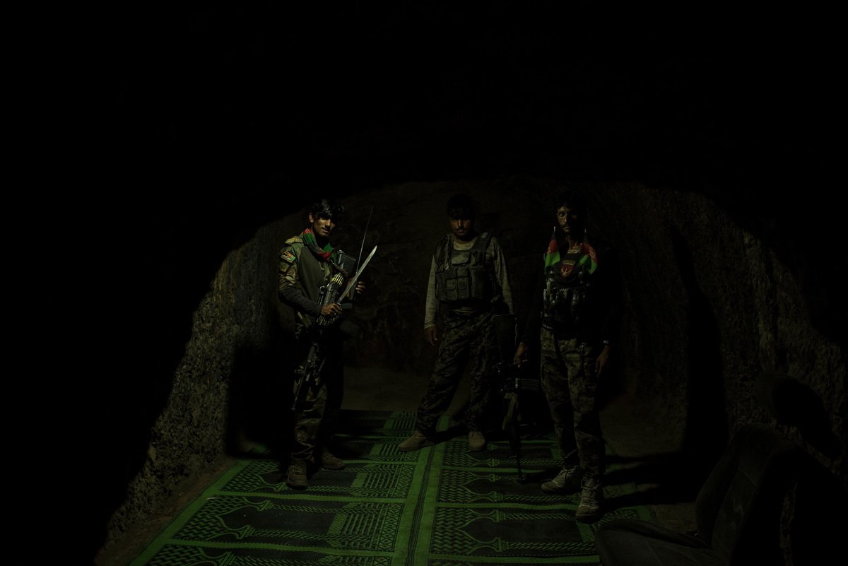 Солдаты Афганской национальной армии в комнате, которая ранее была частью тюрьмы, использовавшейся Исламским государством Ирака и Сирии — Хорасан (ИГИЛ-К) в долине Моманд Афганистана, 16 июля 2017 года. Фото: Andrew Renneisen / Getty Images