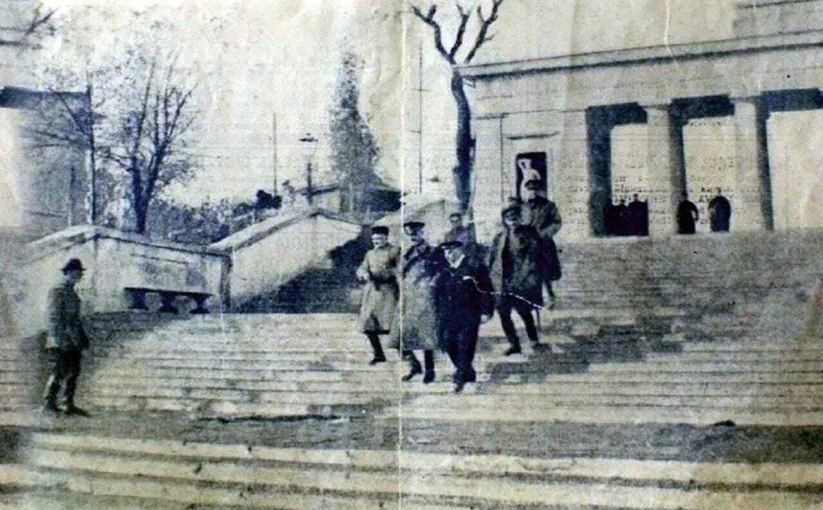 Петр Врангель последний раз спускается по лестнице Графской пристани в Севастополе, ноябрь 1920 года. Фото: общественное достояние / Wikimedia