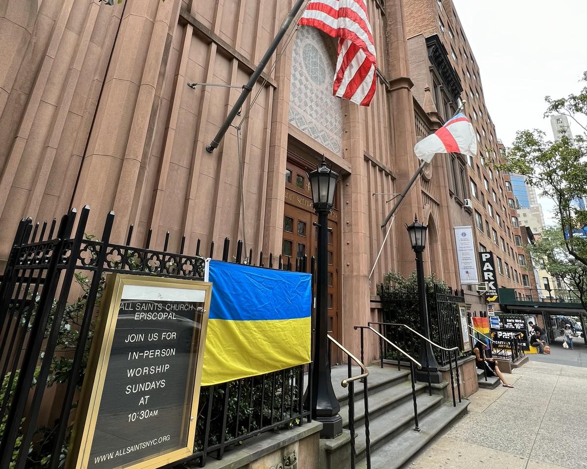 Украинский флаг в центре Нью-Йорка. Фото: Елизавета Кирпанова / специально для «Новой-Европа»