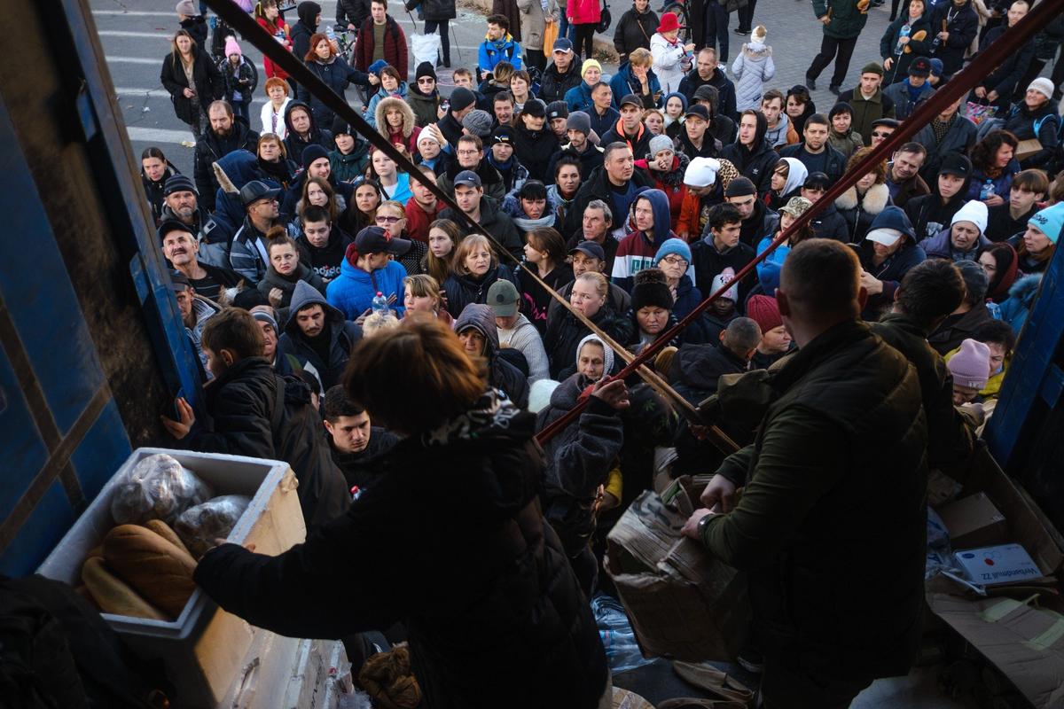 Волонтеры раздают людям хлеб, свечи и воду. Фото: Георгий Иванченко, специально для «Новой газеты Европа»
