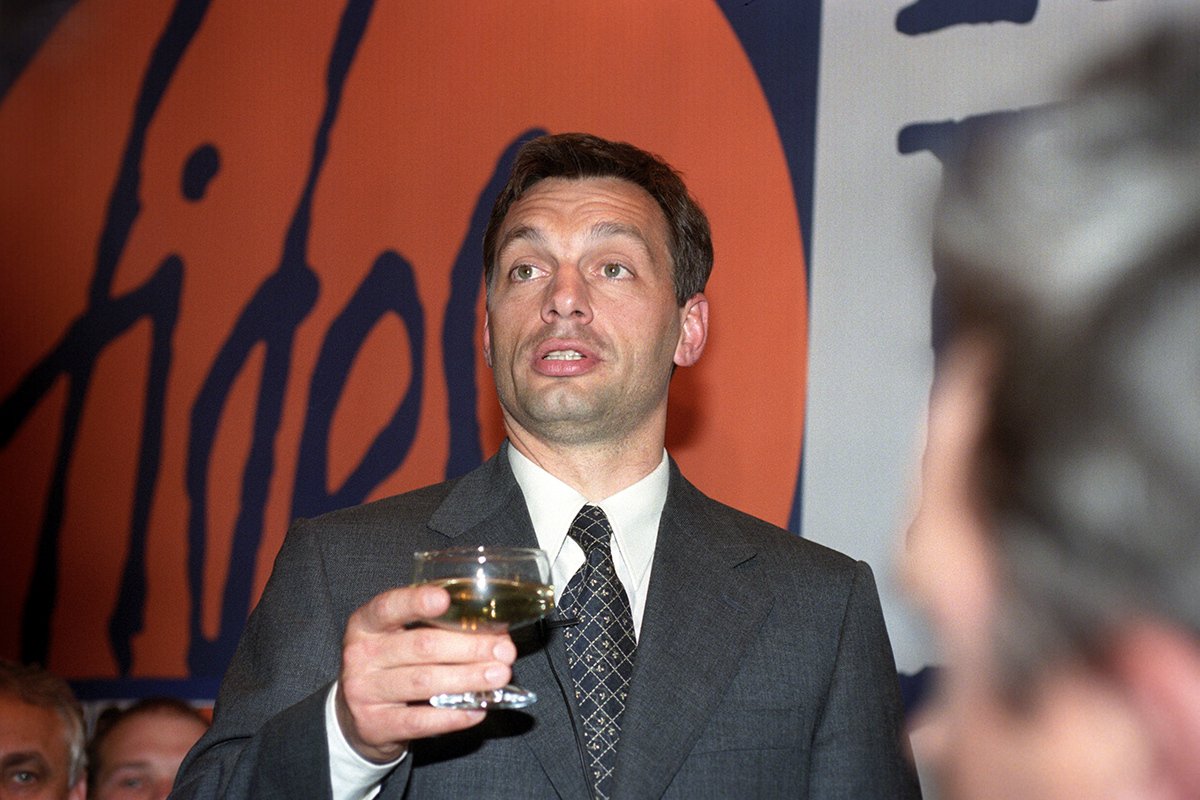 Кандидат в премьер-министры Виктор Орбан пьет шампанское в штаб-квартире партии «Фидес — Венгерский гражданский союз» в Будапеште, Венгрия, 24 мая 1998 года. Фото: Attila Kisbenedek / EPA