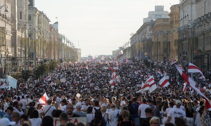 A vast turnout for a demonstration against police brutality and the results of the Belarusian presidential election in Minsk, 16 August 2020. Photo: EPA-EFE / YAUHEN YERCHAK