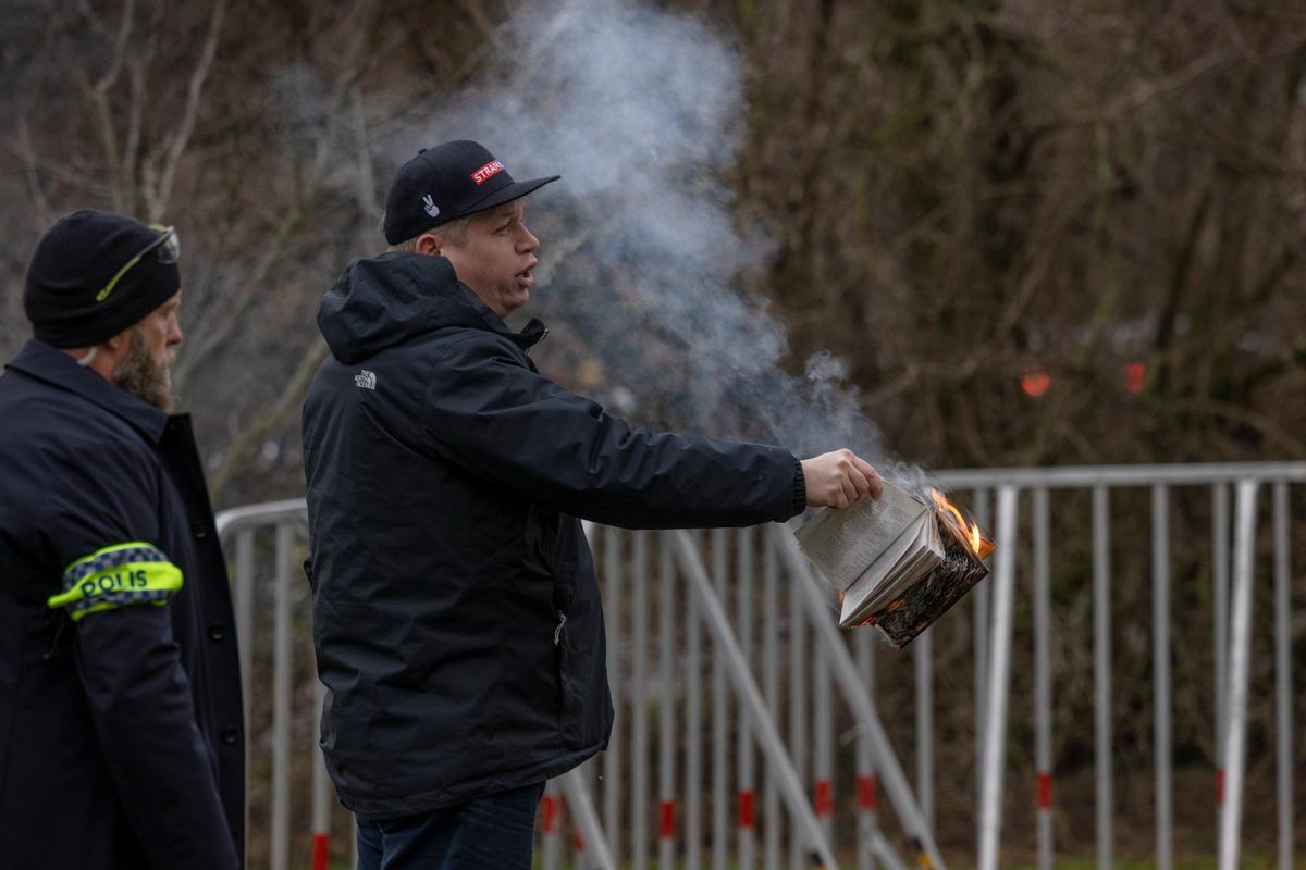 Палудан в ходе акции у посольства Турции в Стокгольме 21 января. Фото: Jonas Gratzer / Getty Images