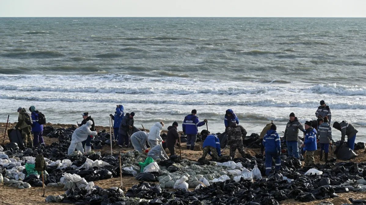 Volunteers work to clean up oil on a beach in Anapa in southern Russia’s Krasnodar region, 21 December 2024. Photo: Sergey Pivovarov / Reuters / Scanpix / LETA