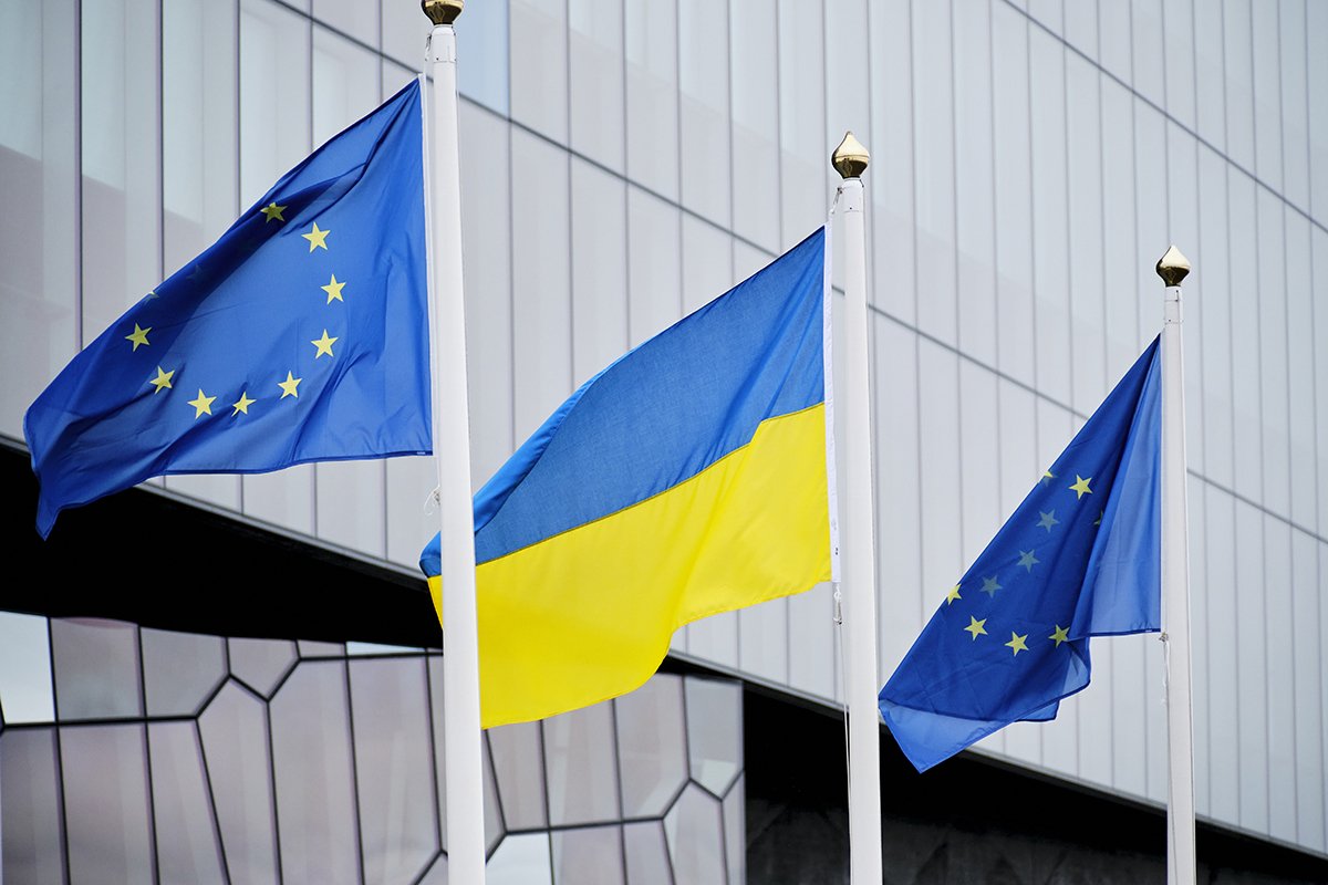 Флаги Евросоюза и Украины у конференц-центра Harpa, где состоялся 4-й саммит Совета Европы в Рейкьявике, Исландия, 16 мая 2023 года. Фото: Anton Brink Hansen / EPA-EFE