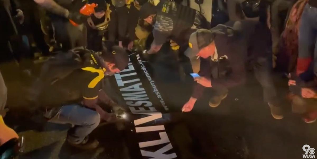 Поджог баннера Black Lives Matters в Вашингтоне. Фото: скрин  видео