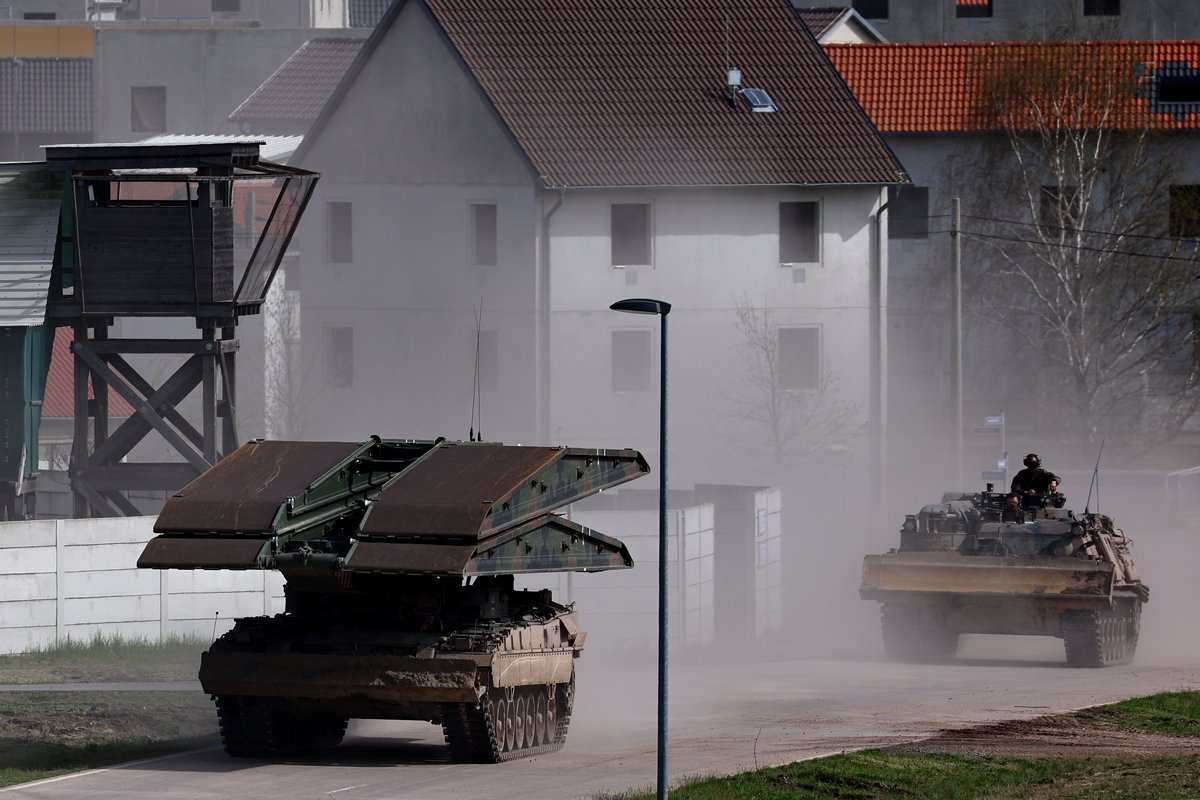 Военные едут во время учений НАТО в Гарделегене, Германия, 8 апреля 2024 года. Фото: Filip Singer / EPA-EFE