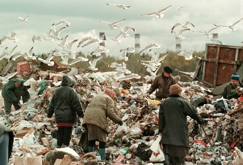 Homeless people scavenge for food at a rubbish dump on the outskirts of Moscow, October 1998. Photo: EPA-PHOTO/EPA/SERGEY CHIRIKOV