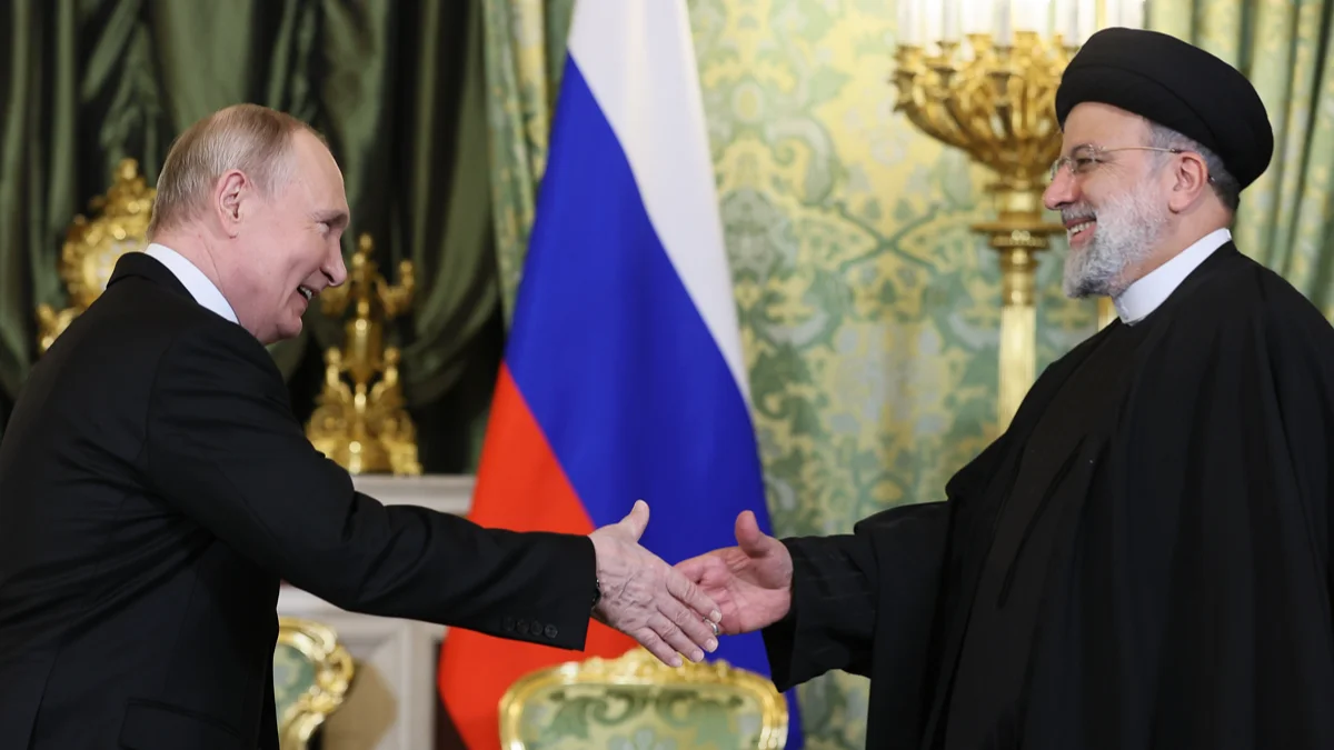 Владимир Путин (слева) и президент Ирана Эбрахиму Раиси во время их встречи в Кремле в Москве, 7 декабря 2023 года. Фото: Сергей Бобылёв / Kremlin / EPA-EFE