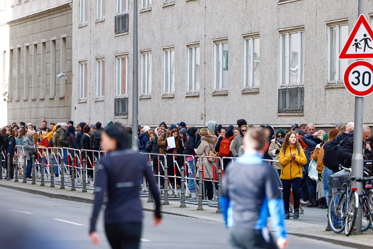 Граждане России стоят в очереди, чтобы проголосовать на выборах президента РФ, в посольстве РФ в Берлине, Германия, 17 марта 2024 года. Фото: Hannibal Hanschke / EPA-EFE