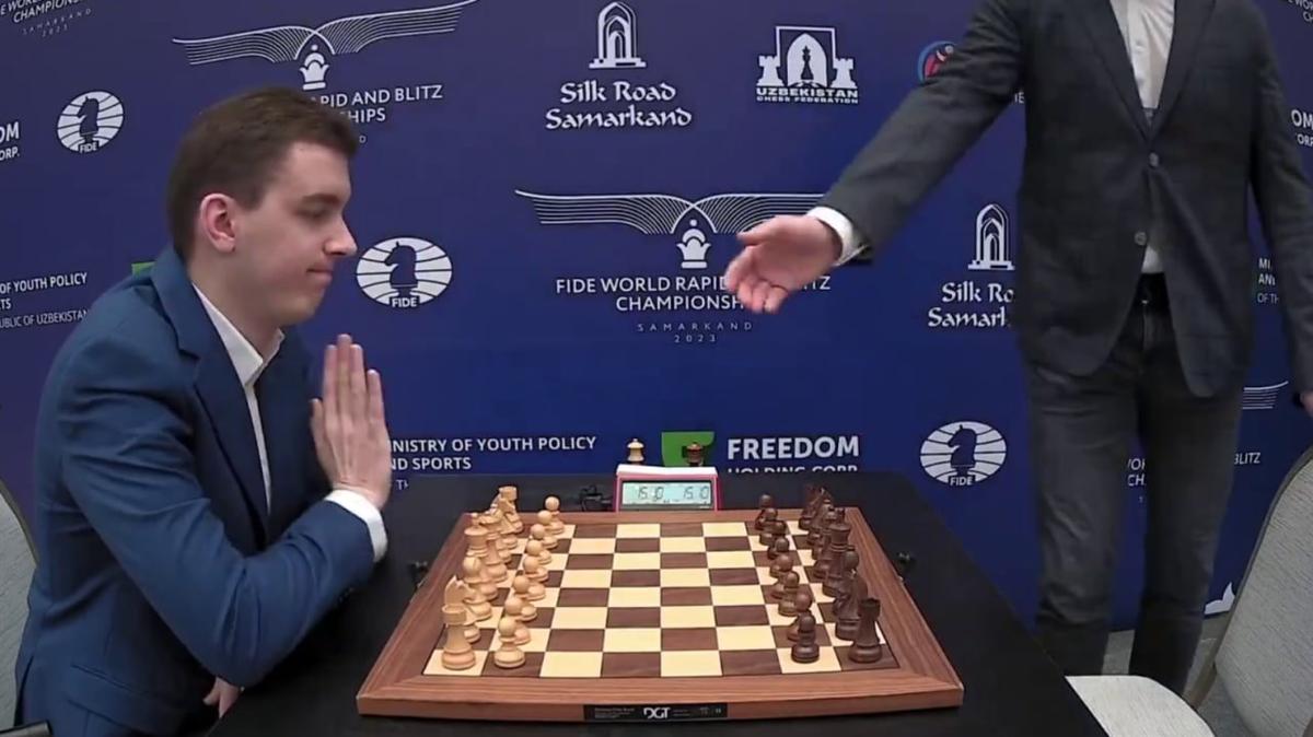 Poland’s number one GM Jan-Krzysztof Duda refuses to shake hands with Russian GM Denis Khismatullin. Screenshot from the video footage of the  2023 World Rapid Championship .