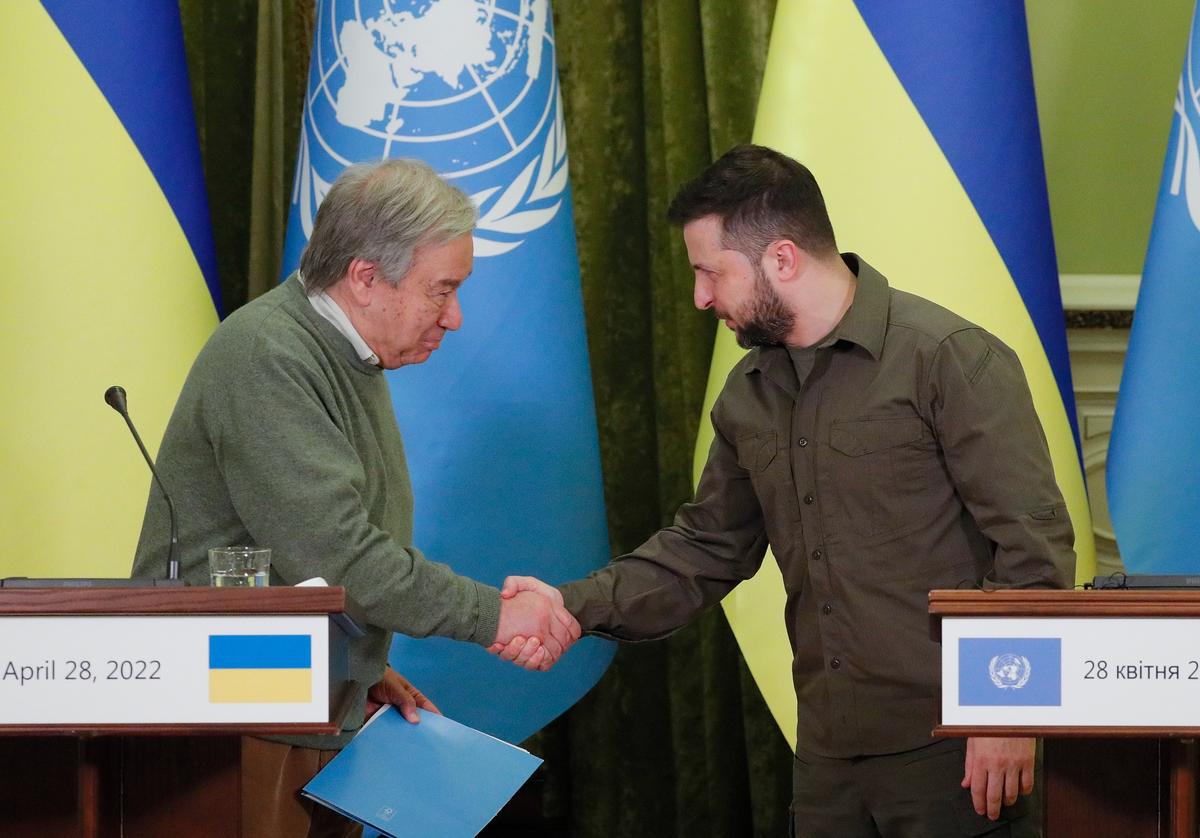 Владимир Зеленский (справа) и Антониу Гутерриш (слева). Киев, Украина, апрель 2022 года. Фото: EPA-EFE/SERGEY DOLZHENKO