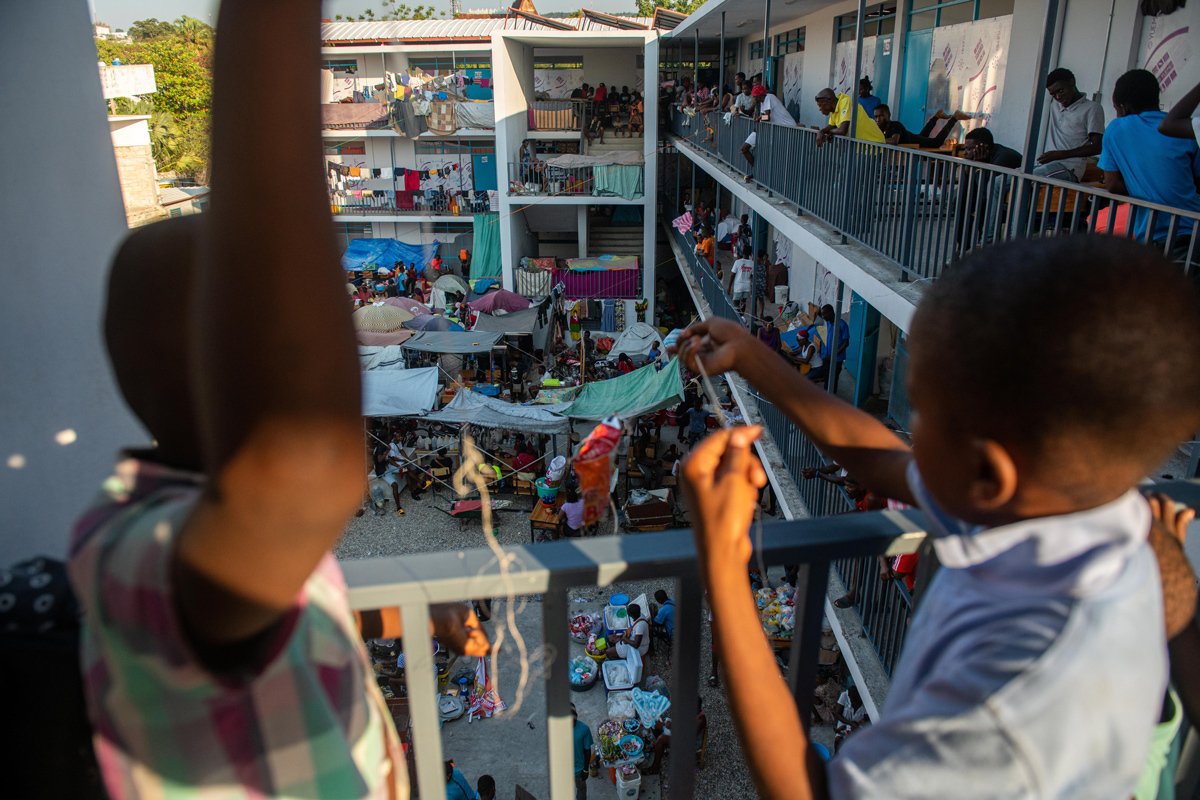Беженцы собираются в школе в Пуэрто-Принсипе, Гаити, 14 марта 2024 года. Фото: Johnson Sabin / EPA-EFE