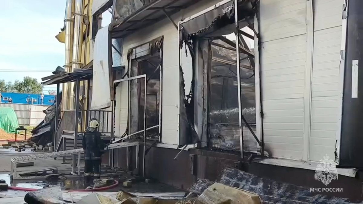 Тушение пожара на складе в подмосковном поселке Некрасовский, 10 сентября 2025 года. Фото: кадр из видео МЧС России