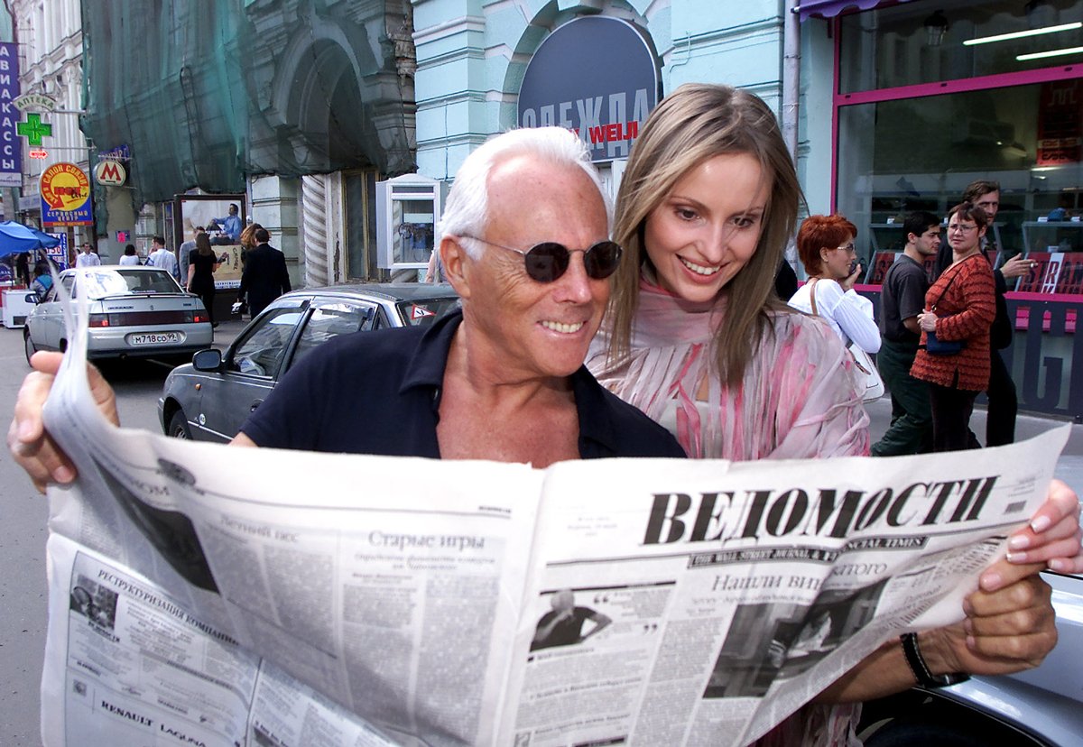 Джорджо Армани с моделью во время первого визита в Москву, 18 июня 2002 года. Фото: Сергей Карпухин / Reuters / Scanpix / LETA