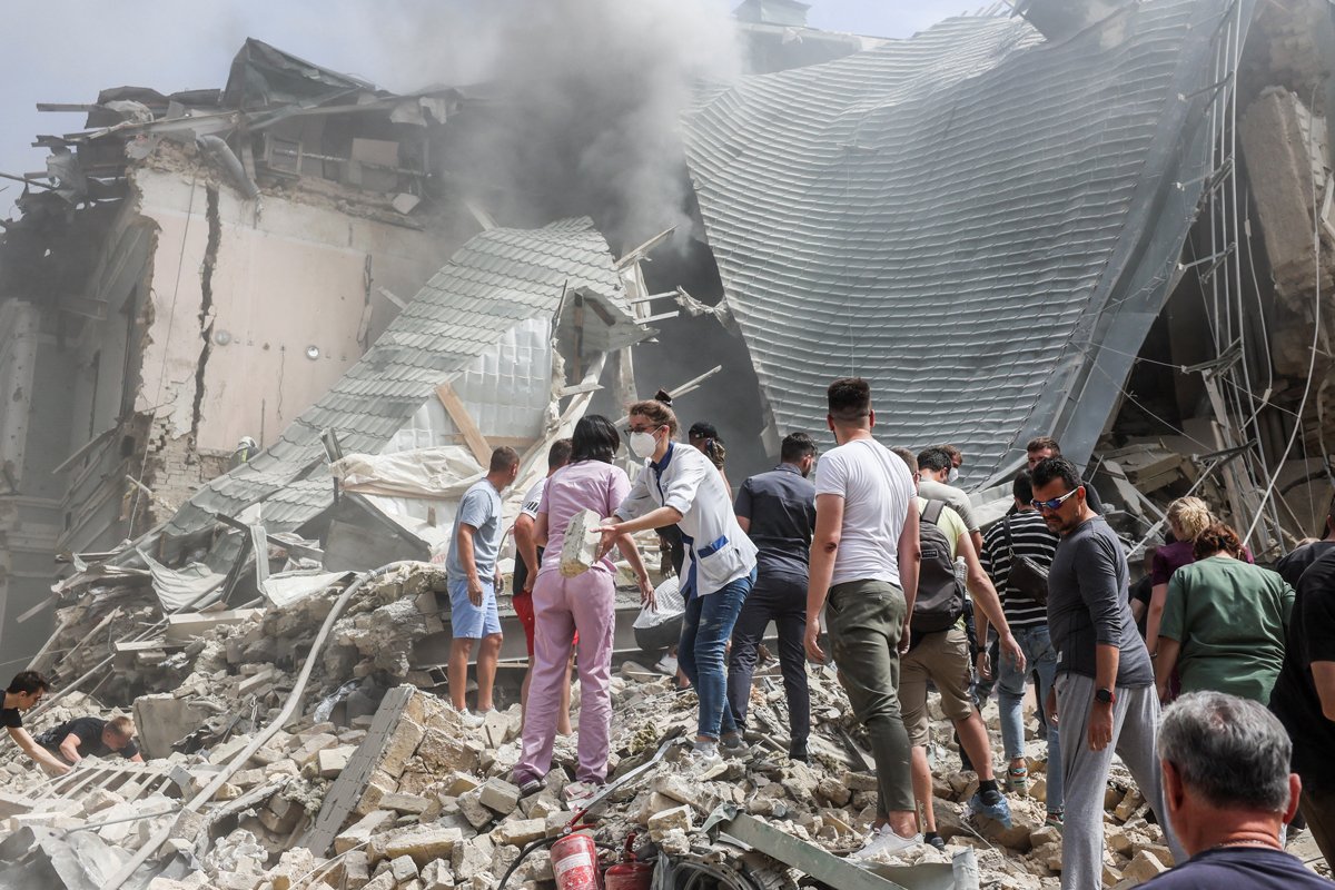 Medical staff and civilians help clear rubble from the Okhmatdyt Children’s Hospital. Photo: Gleb Garanich / Reuters / Scanpix / LETA