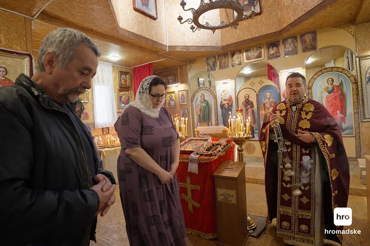 Отец Александр проводит панихиду в небольшой церкви ПЦУ в центральной части Краматорска. Фото: Алексей Никулин / hromadske