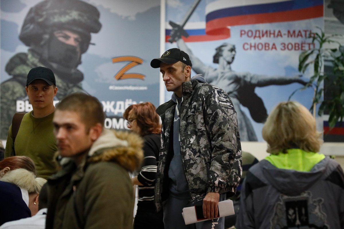 Российские призывники на призывном пункте во время частичной военной мобилизации в Москве, Россия, 29 сентября 2022 года. Фото: Юрий Кочетков / EPA-EFE