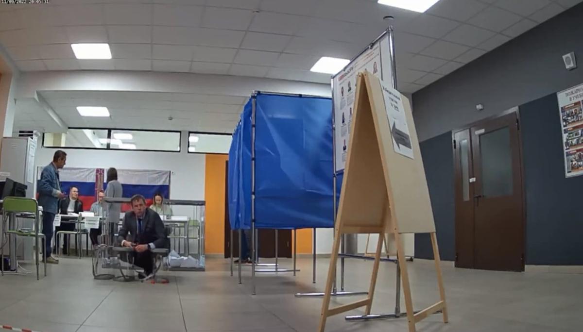 Цепилов Артем Игоревич вскрывает пломбы у ящиков для голосования. Фото из архива команды Ирины Астаховой и наблюдателей