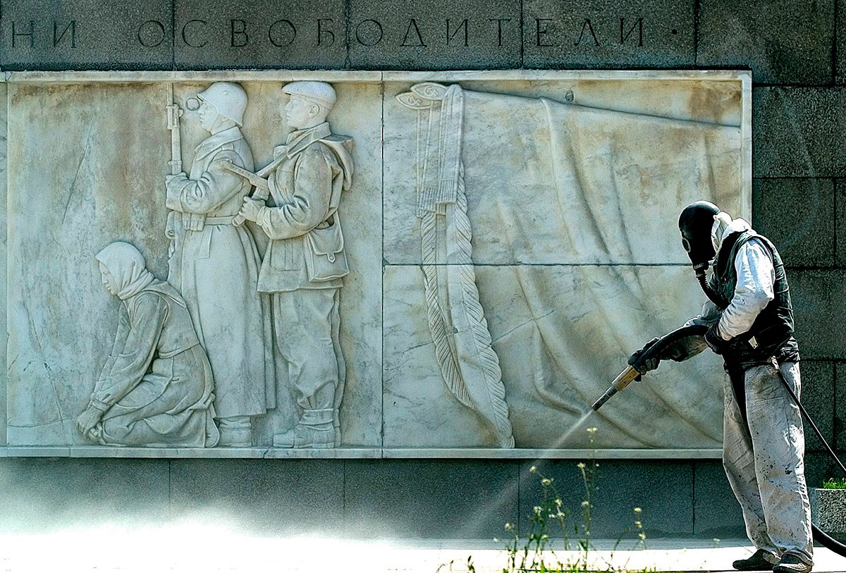 Рабочий очищает фасад памятника Русскому Солдату в Болгарии во время Второй мировой войны, София, Болгария, 26 апреля 2005 года. Фото: Vassil Donev / EPA-EFE