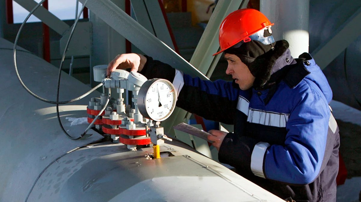 A Gazprom worker checks the tap at the Sudzha gas metering station near the Russian-Ukrainian border, January 2009. Photo: EPA/MAXIM SHIPENKOV