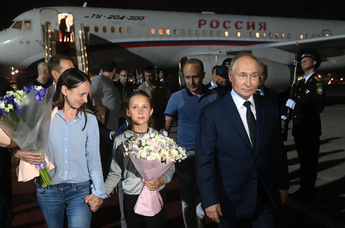 Vladimir Putin meets returning Russian prisoners freed by the West at Moscow’s Vnukovo Airport, 1 August 2024. Photo: EPA-EFE / MIKHAIL VOSKRESENSKIY